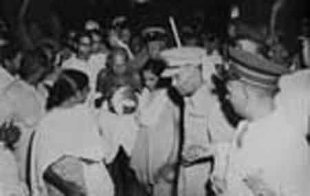 Gandhiji with Mridula Behn and others on the way to Bihar at Howrah Station.jpg
